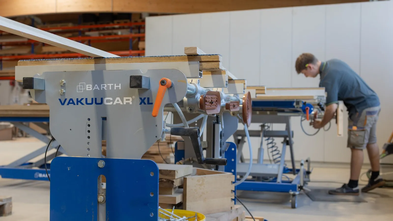 Ein Schreiner arbeitet an einem Hubtisch der Firma BARTH in einer Schreinerei in Bayern.